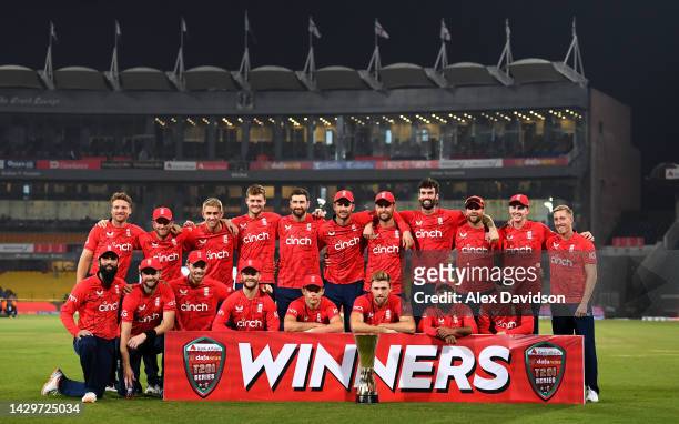 The England team pose with the Series Trophy after the 7th IT20 match between Pakistan and England on October 02, 2022 in Lahore, Pakistan.