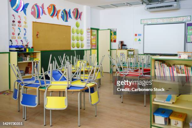 wide view of a children's classroom at the school. - bon état photos et images de collection
