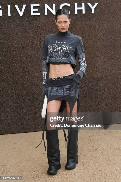 Amelia Gray Hamlin attends the Givenchy Womenswear Spring/Summer 2023 show as part of Paris Fashion Week on October 02, 2022 in Paris, France.