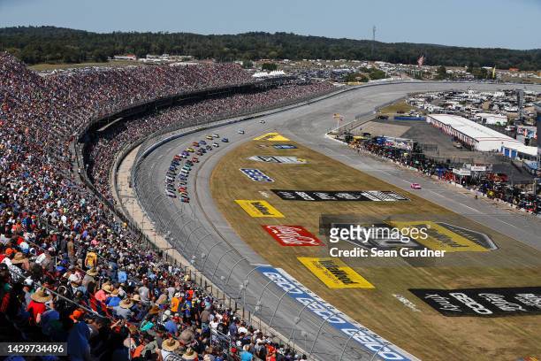 https://media.gettyimages.com/id/1429734496/photo/talladega-alabama-a-general-view-of-racing-during-the-nascar-cup-series-yellawood-500-at.jpg?s=612x612&w=gi&k=20&c=_RVtJA1yDilUO6is1DORPbiRlPy2MiQoJUclJFLah_c=