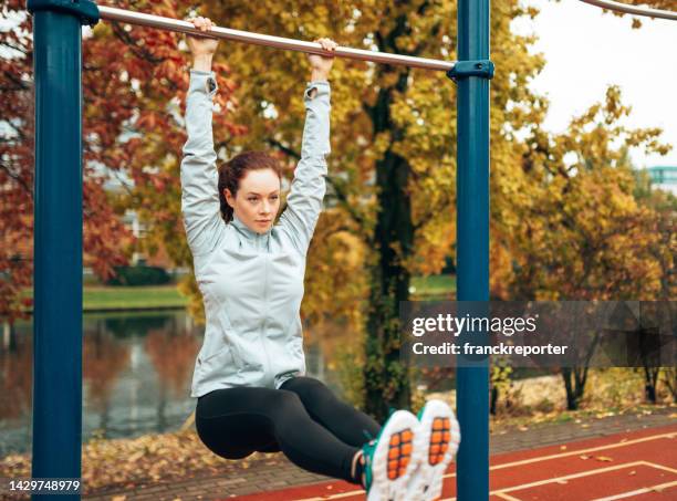 mujer deportista haciendo pullups - flexión de brazos fotografías e imágenes de stock