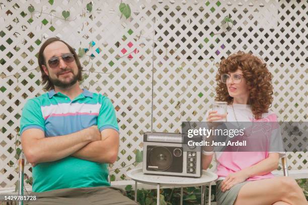 retro 1980s couple bickering, relationship difficulties, 1980s fashion - backyard retro stock-fotos und bilder