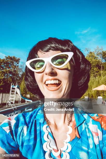 retro woman wearing sunglasses, happy woman big smile, funny woman portrait - wide angle imagens e fotografias de stock