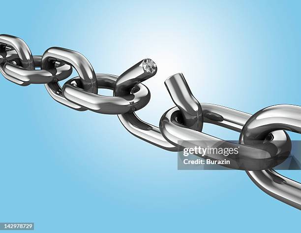 broken link in chain, blue background - a chain is as strong as its weakest link foto e immagini stock