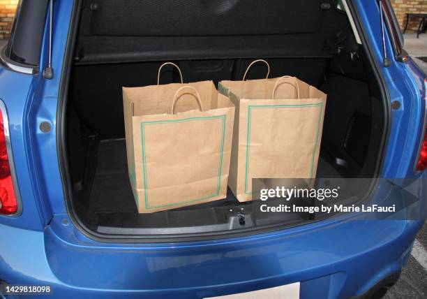 take-out food in trunk of car using curbside pick-up - bagageiro parte de veículo - fotografias e filmes do acervo