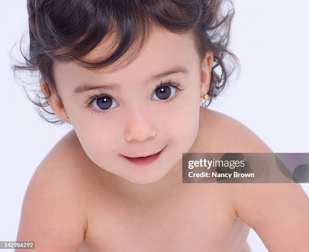 latin baby girl, head shots - brown eyes 個照片及圖片檔