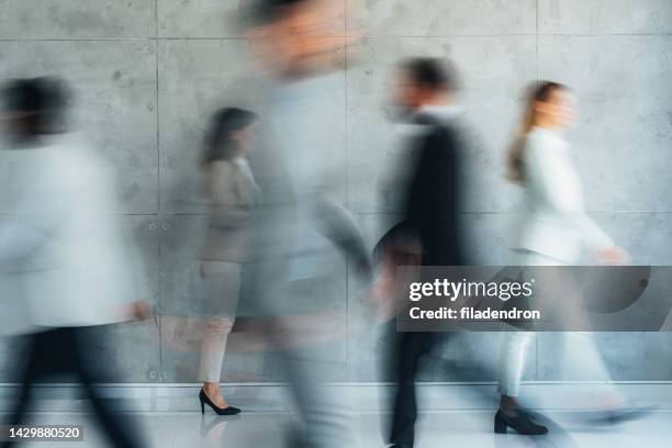 arbeitsstätten - bewegungsunschärfe büro stock-fotos und bilder