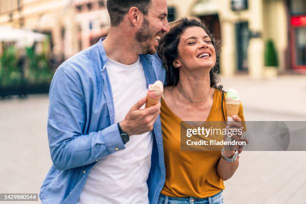 glückliches paar essen eis - essen stadt stock-fotos und bilder