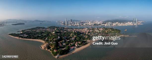 panorama de l’île de gulangyu et de l’île de xiamen - gulangyu island photos et images de collection