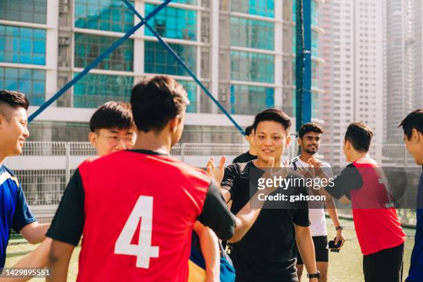 les joueurs se saluent avant un match de football. - football international photos et images de collection