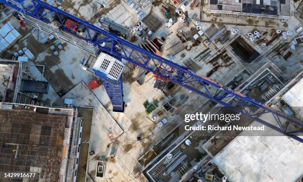 construction crane - estrutura criada por humanos imagens e fotografias de stock