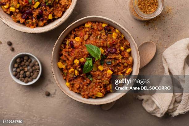 chili con carne with beans corn and tomatoes - chili con carne stockfoto's en -beelden