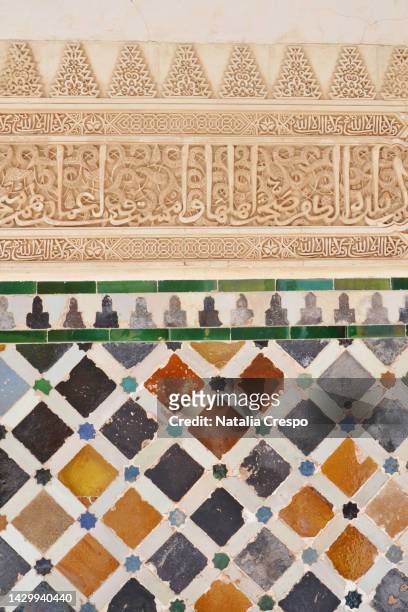 muslim inscriptions and tiles in the alhambra. - andalusia fotografías e imágenes de stock