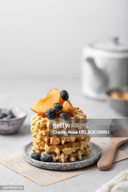homemade waffles with maple syrup and fruits - wafeltje stockfoto's en -beelden