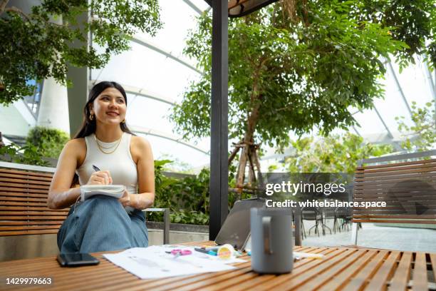 stilista che lavora al parco pubblico. - business sostenibile foto e immagini stock