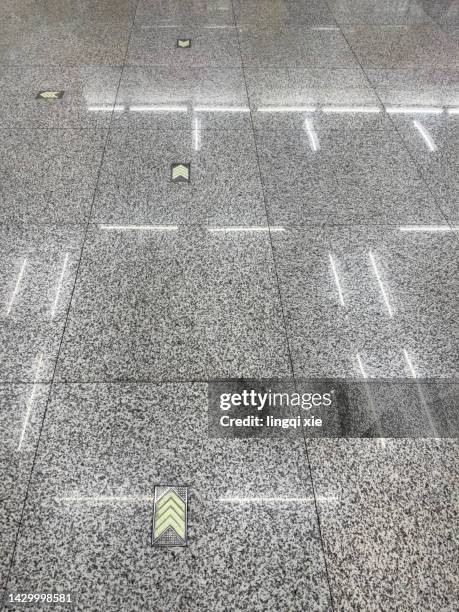 the marble floor in the subway station reflects light - u bahnstation stock-fotos und bilder