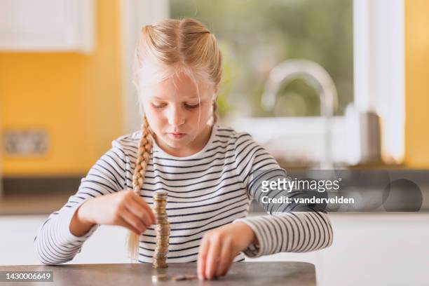 achtjähriges mädchen mit langen, hellen haaren - taschengeld kind stock-fotos und bilder