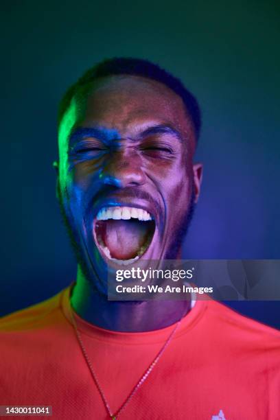 man shouting - gritar fotografías e imágenes de stock