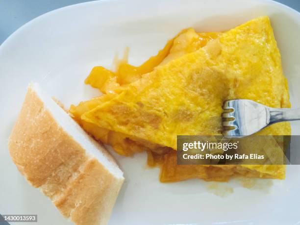 spanish omelette - tortilla de patata fotografías e imágenes de stock