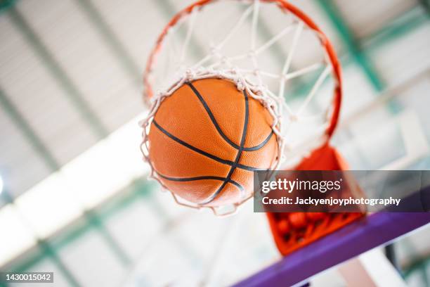 basketball in hoop - basketball net stockfoto's en -beelden