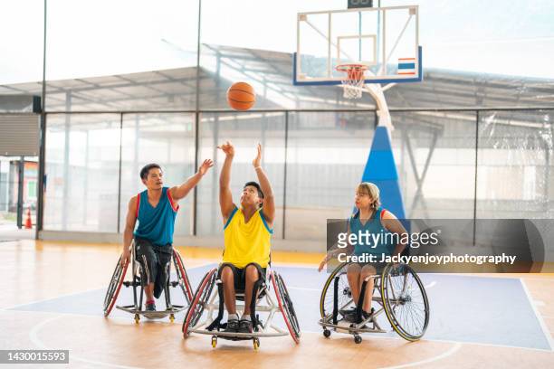 wheelchair basketball players playing basketball - wheelchair basketball team stock pictures, royalty-free photos & images