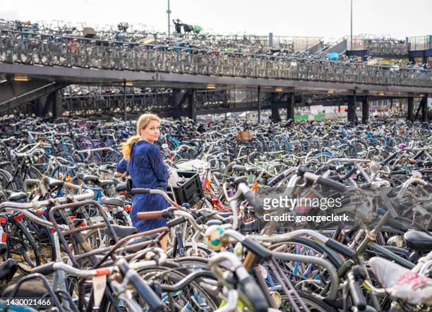 einen platz finden, um ein fahrrad zu parken - amsterdam bike stock-fotos und bilder