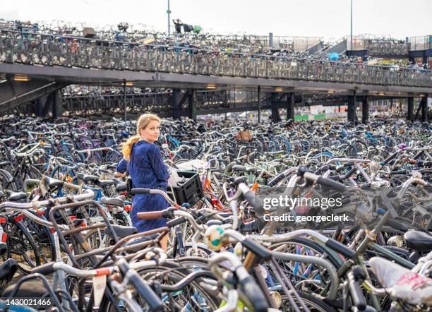 encontrar un lugar para aparcar una bicicleta - encontro social fotografías e imágenes de stock