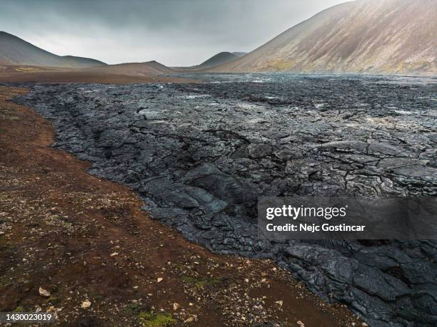 detail of crust of cooled lava of volcano fagradalsfjall, iceland - extreem terrein stockfoto's en -beelden