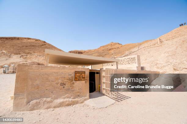 entrada a la tumba de tutankamón, kv62, valle de los reyes, luxor, egipto - valle de los reyes fotografías e imágenes de stock