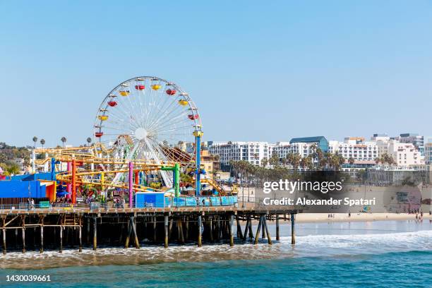los angeles skyline with santa monica pier on a sunny day, california, usa - santa monica pier stock-fotos und bilder
