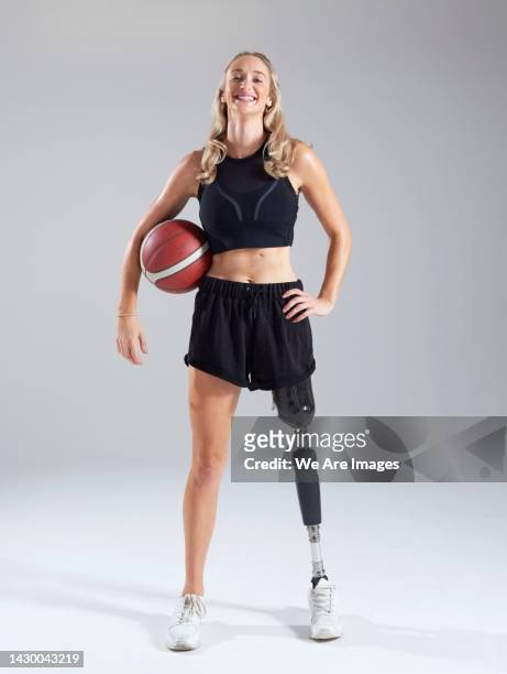 woman with basketball - disabled athlete foto e immagini stock