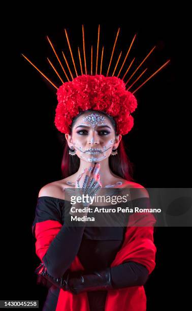 portrait of a mexican catrina looking at the camera - pan de muerto stockfoto's en -beelden