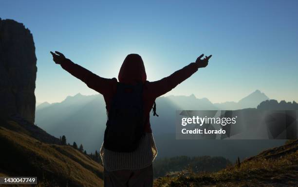 female hiker enjoying the mountainous outdoors on a european staycation in italy - inexpensive stockfoto's en -beelden