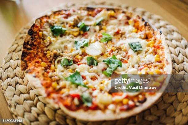 köstliche frische vegetarische pizza mit lavash-brot - lavash stock-fotos und bilder
