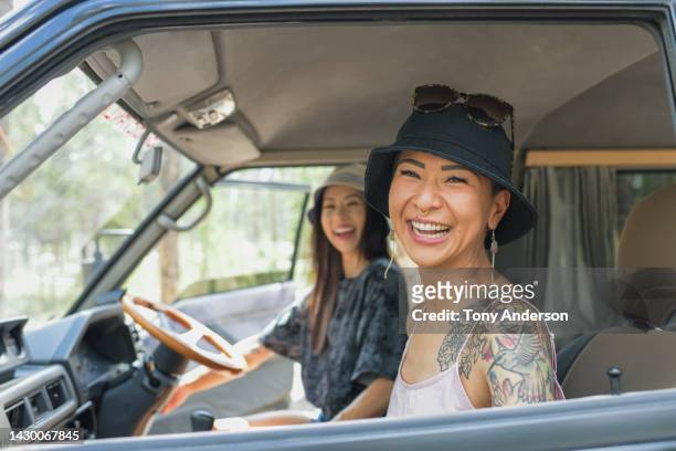 portrait of two young woman in camper van - funny lesbian 個照片及圖片檔