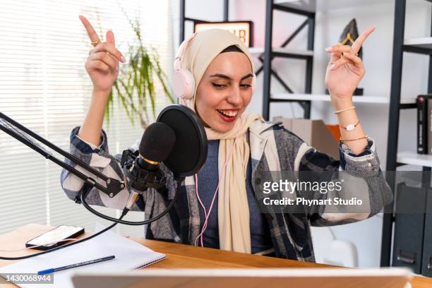 muslim female podcaster live streaming show - commentator imagens e fotografias de stock