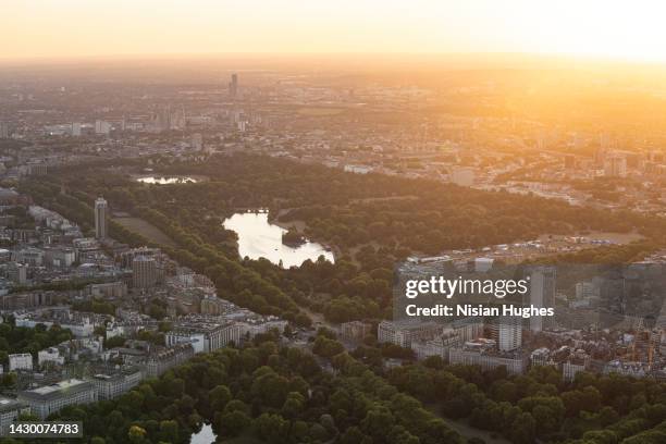 aerial view flying over city of london uk looking over hyde park and the city skyline at sunset - tyne and wear stock-fotos und bilder