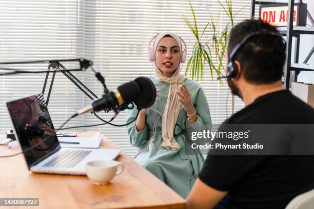 interview and discussion between a blogger and a muslim woman guest on a live podcast show - locutor-de-rádio imagens e fotografias de stock