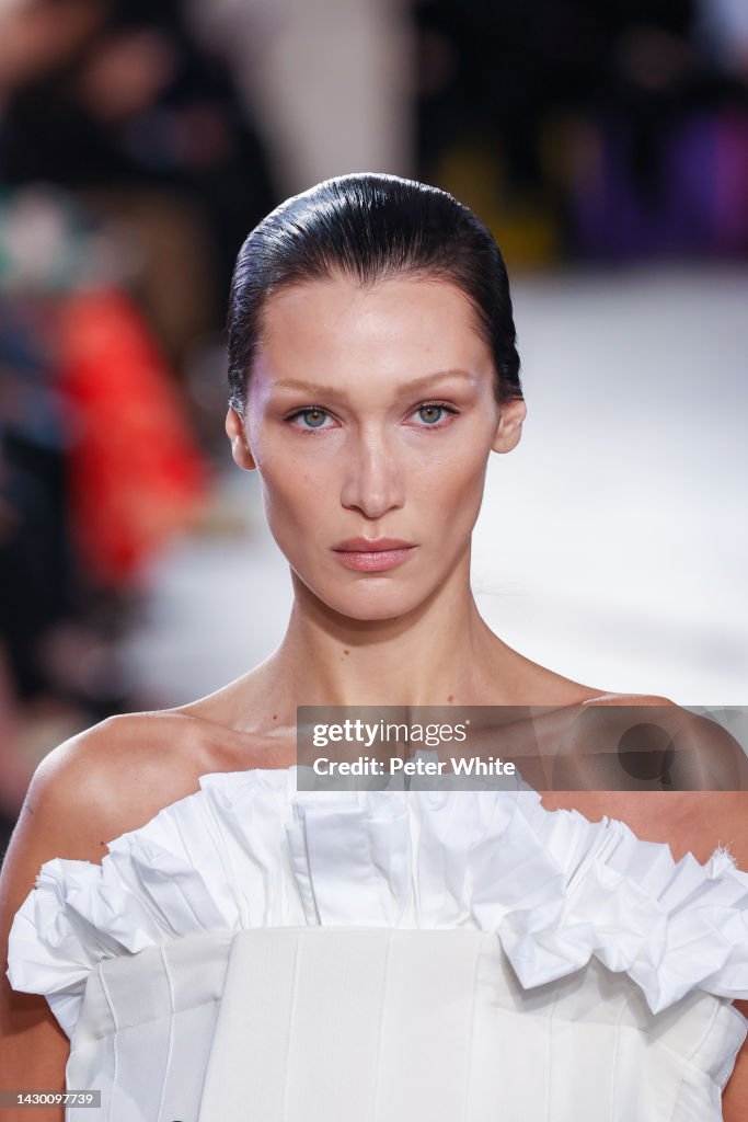 Sacai : Runway - Paris Fashion Week - Womenswear Spring/Summer 2023