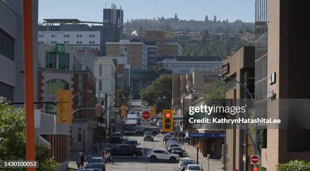 tercera avenida, centro de kamloops, canadá - kamloops fotografías e imágenes de stock