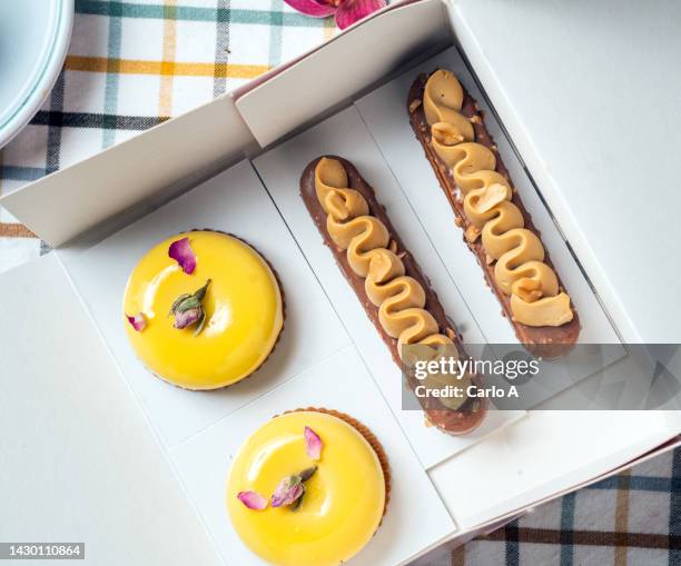 dessert cakes in carton box - chocolate pack stock-fotos und bilder