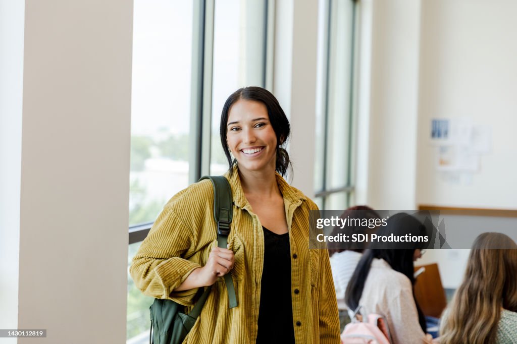 Estudiante universitario sonríe para la cámara