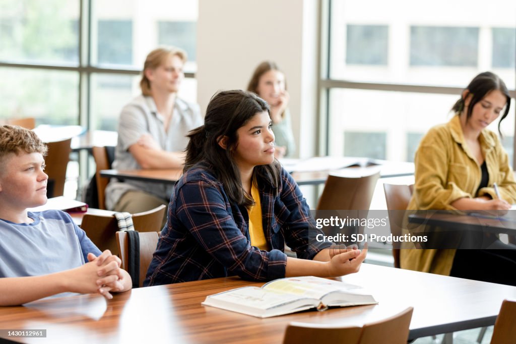 Gli studenti universitari prendono appunti mentre ascoltano il professore