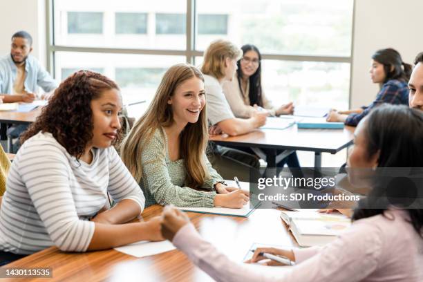 friends work on a group project - laatstejaars high school stockfoto's en -beelden
