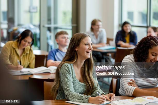 college students tomar notas durante la clase - estudiante de secundaria fotografías e imágenes de stock