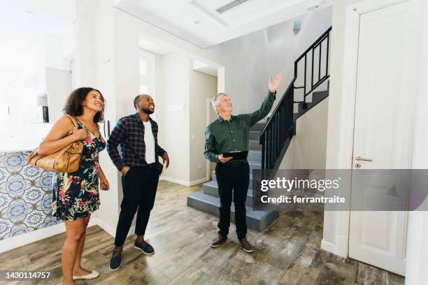 exhibición inmobiliaria - visita de inmuebles en venta fotografías e imágenes de stock