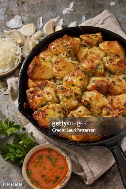 parmesan garlic pull apart monkey bread - butter tart stock pictures, royalty-free photos & images