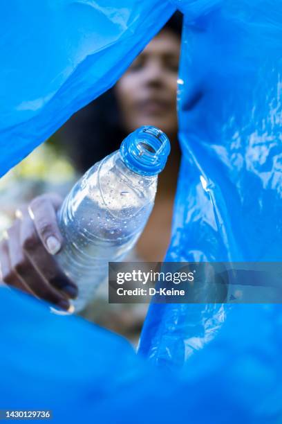 contaminación plástica - escombrera fotografías e imágenes de stock