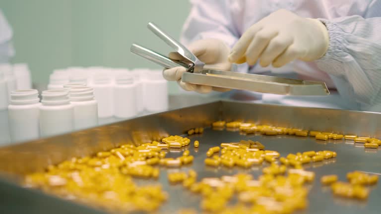 Pill Loading Workers inspecting pills and loading pills into containers. 동영상 ...