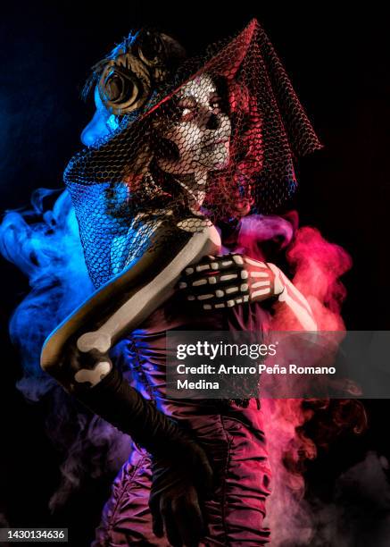 catrina posando mirando a la cámara - festival of remembrance 2019 fotografías e imágenes de stock